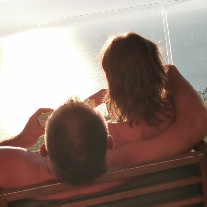 zwei Menschen umarmt in der Sonne